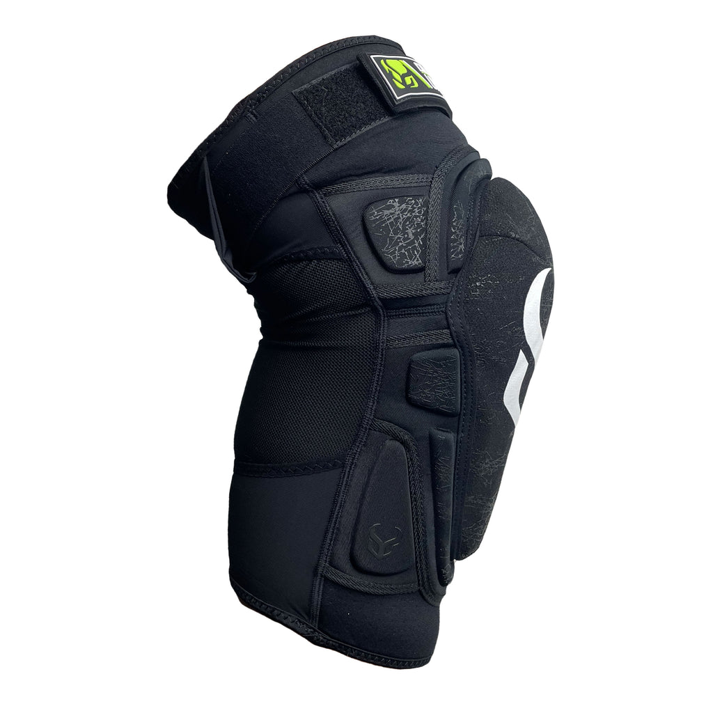 Side / angle view: Demon Hyper X V7 knee pad side profile — triple-layer D3O, A.I. and Kevlar construction for snowboard and MTB protection